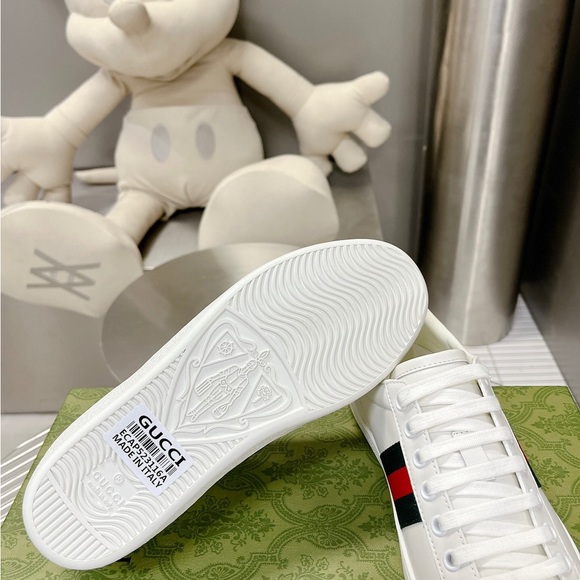 Gucci White Sneakers with Green and Red Stripes - Picture 5 of 6